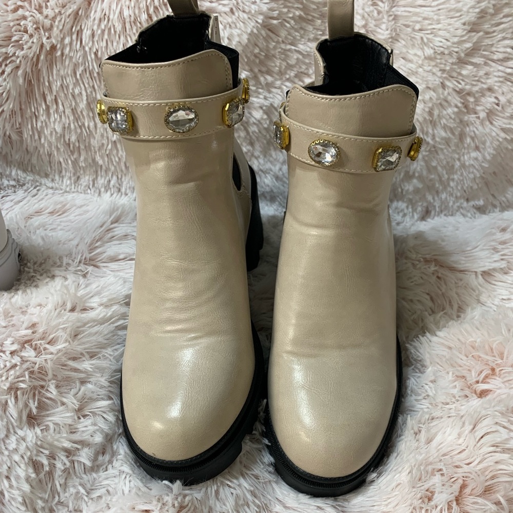 Brand new size 8 boots